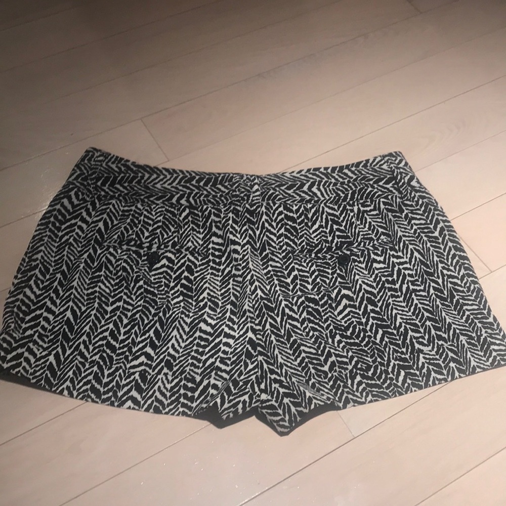 Express Pattern Shorts Size 8 - Picture 4 of 4